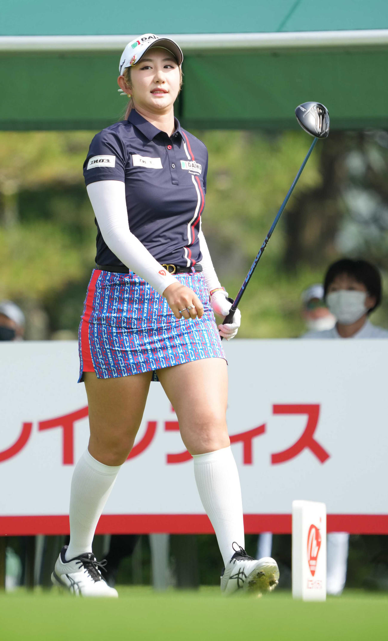 1番、ティーショットを放ち打球を見つめるペ・ソンウ（撮影・小沢裕）