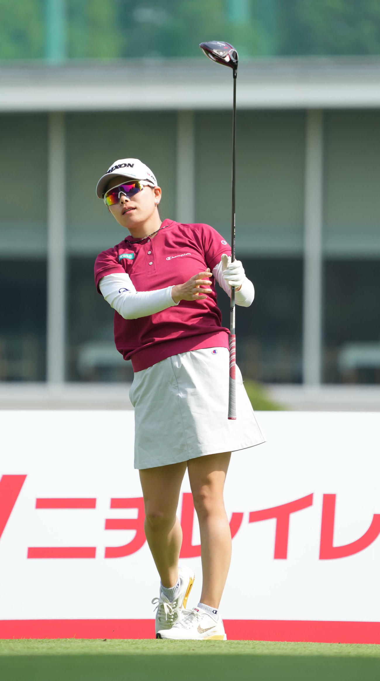 10番、ティーショットを放つ勝（撮影・小沢裕）