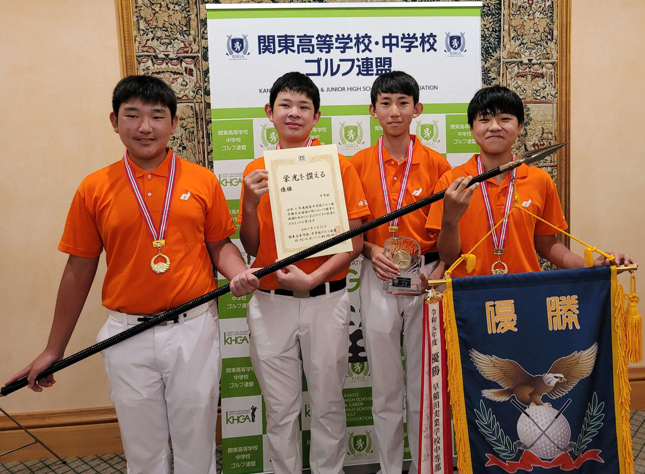 関東大会中学団体男子優勝の埼玉栄。左から
高島琉、清水悠雅、張真・星野健助