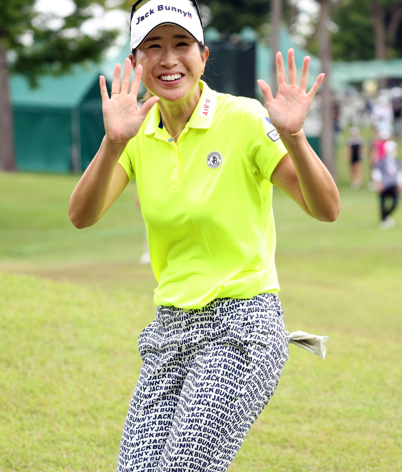練習中、笑顔で手を振る木戸（撮影・浅見桂子）