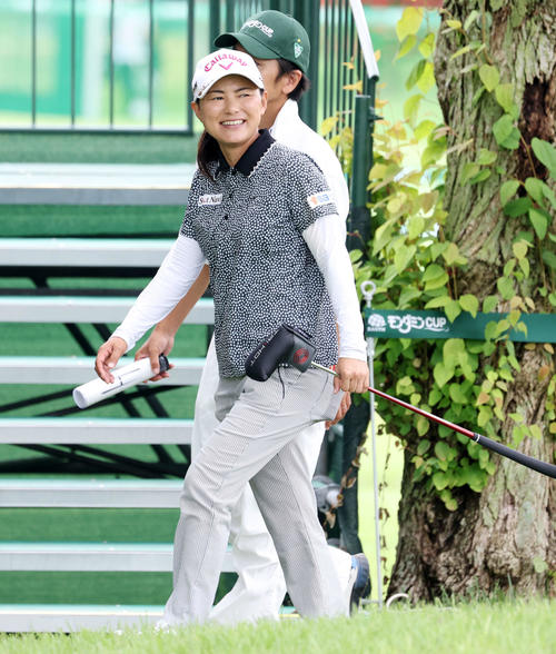 練習場を移動しながら笑顔の横峯（撮影・浅見桂子）
