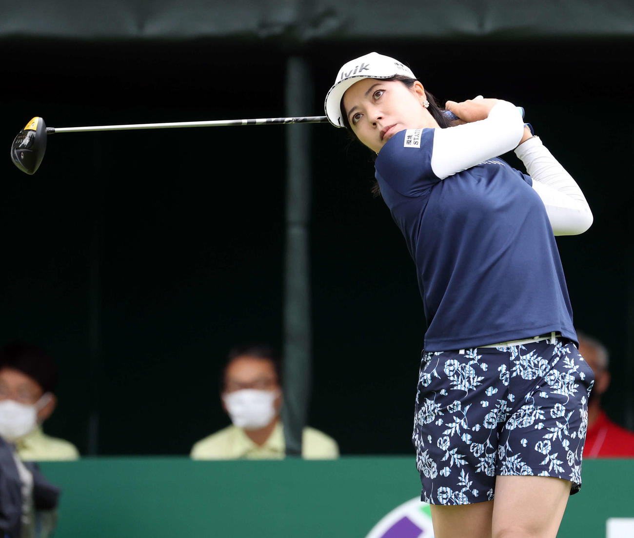 1番、ティーショットを放つ下川（撮影・浅見桂子）