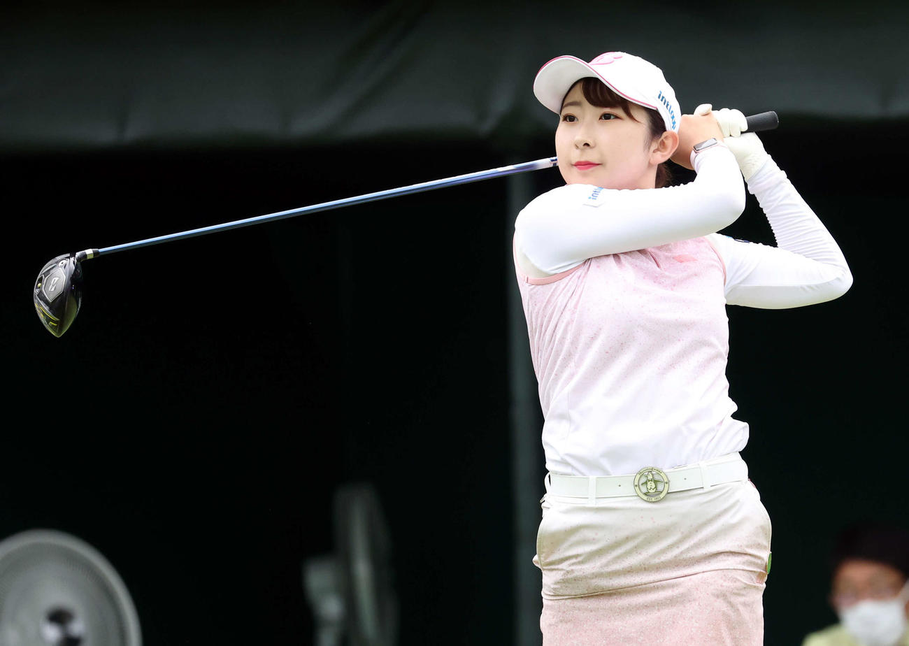 1番、ティーショットを放つ永嶋（撮影・浅見桂子）