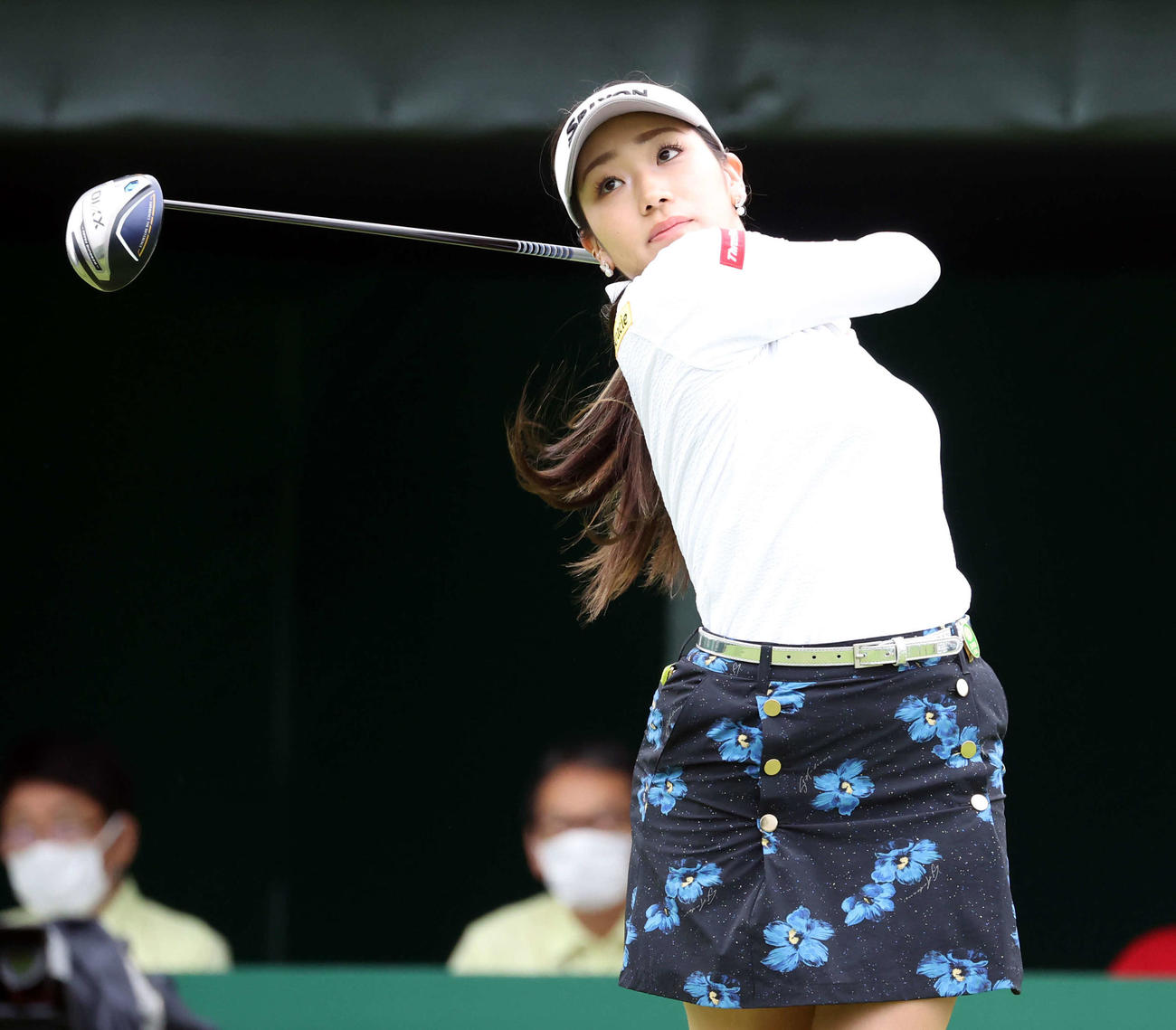 1番、ティーショットを放つ安田彩（撮影・浅見桂子）