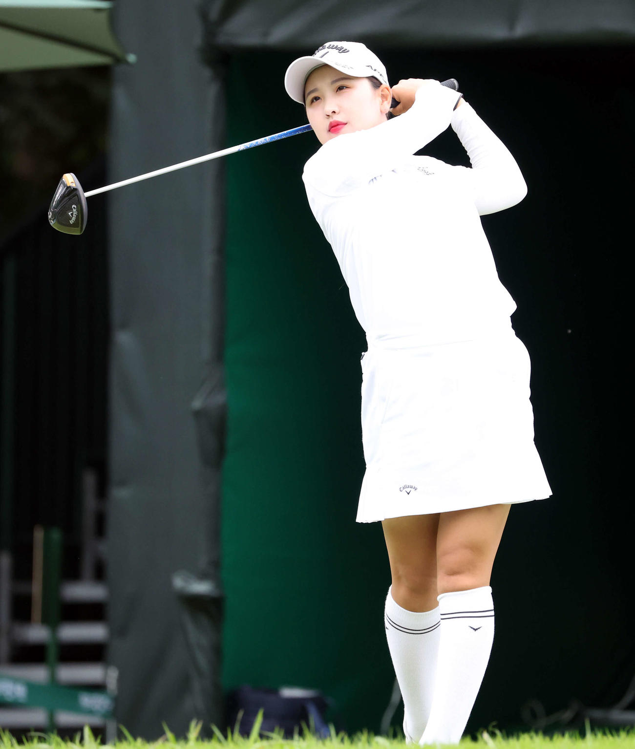 1番、ティーショットを放つリ・ハナ（撮影・浅見桂子）