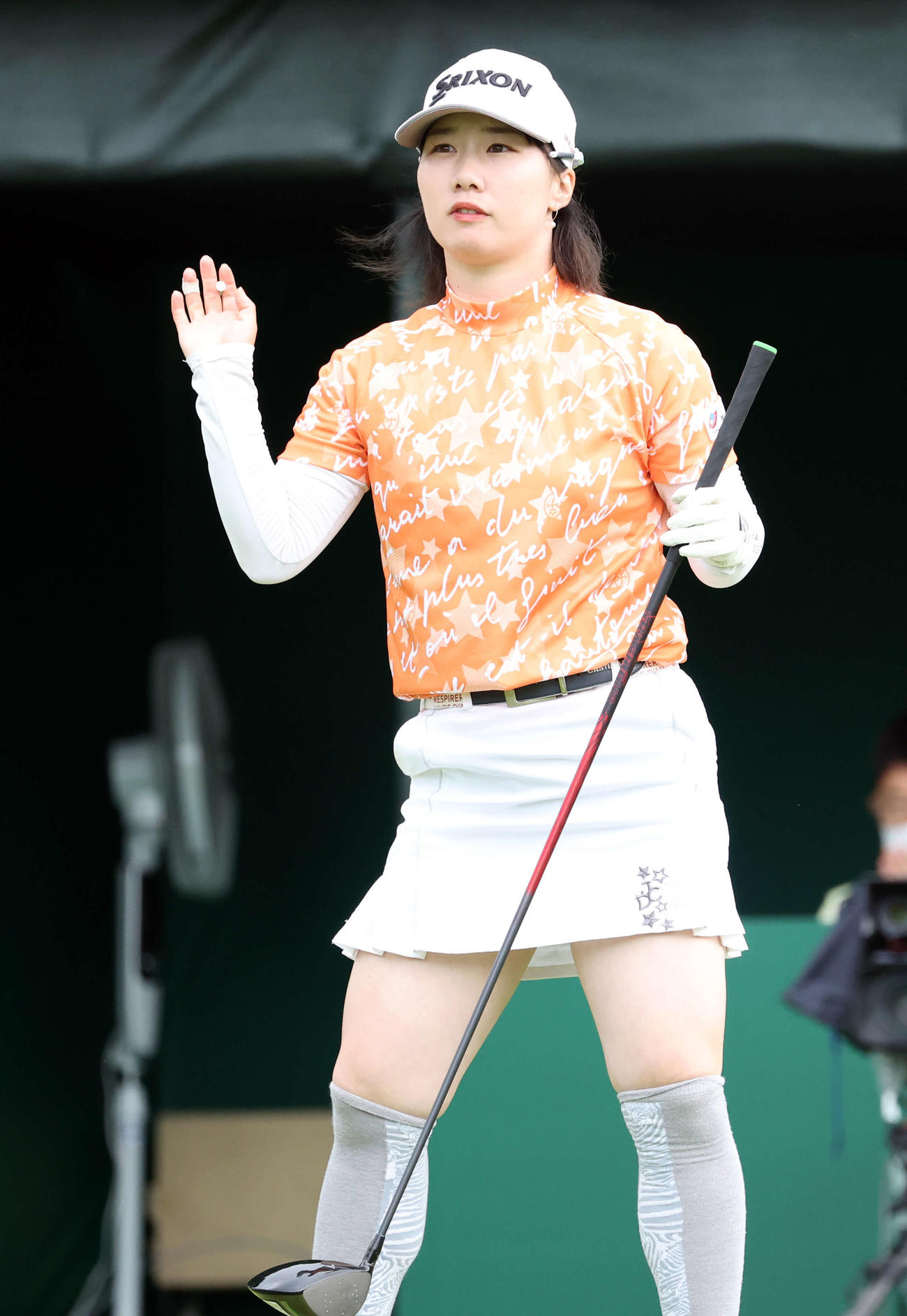 1番、ティーショットを放ち、声援に手を上げて応える石川（撮影・浅見桂子）