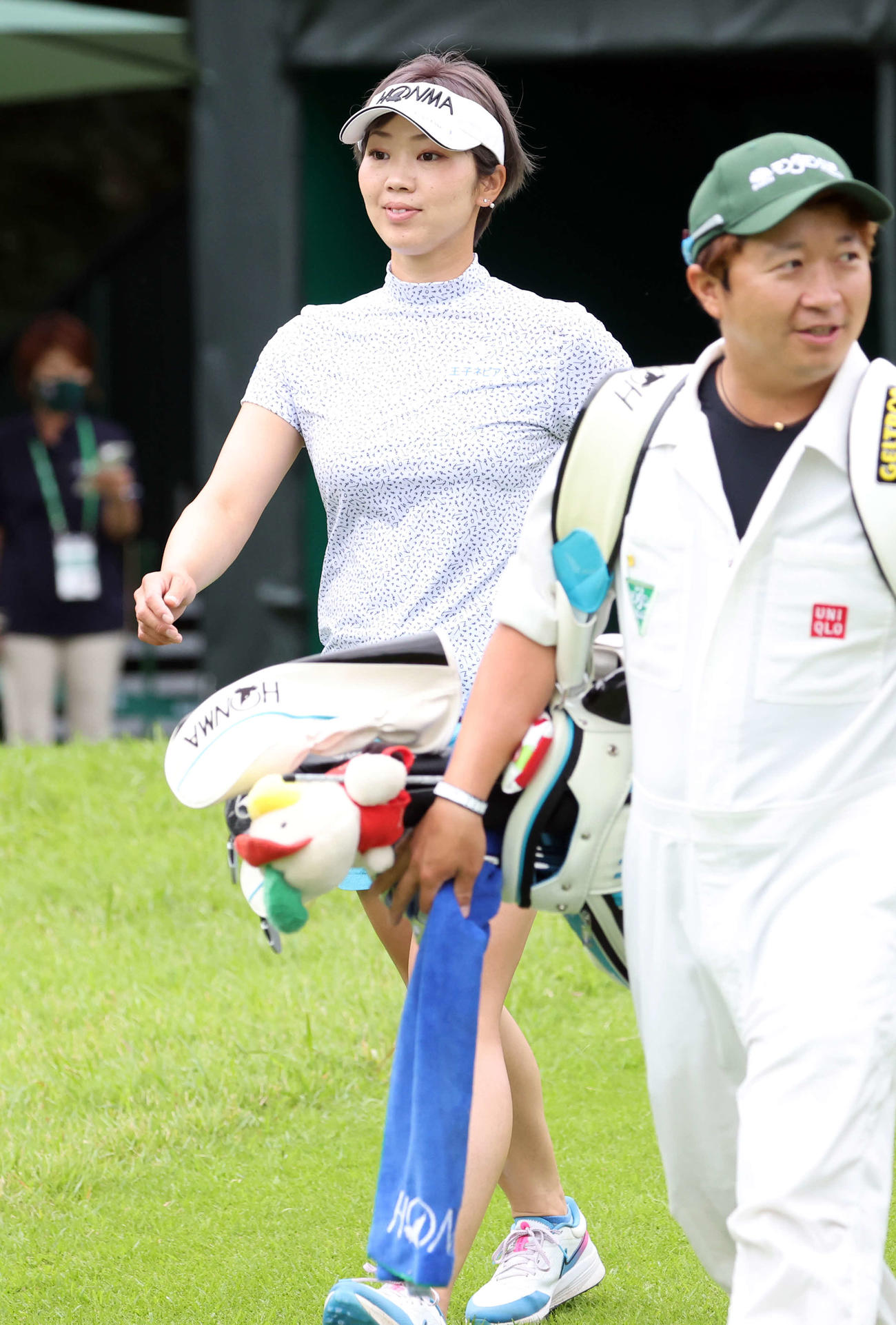 1番、ティーショットを放ち歩き出す葭葉（撮影・浅見桂子）