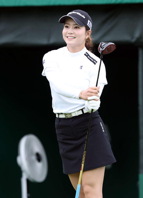 1番、ティーショットを放ち笑顔の山路（撮影・浅見桂子）