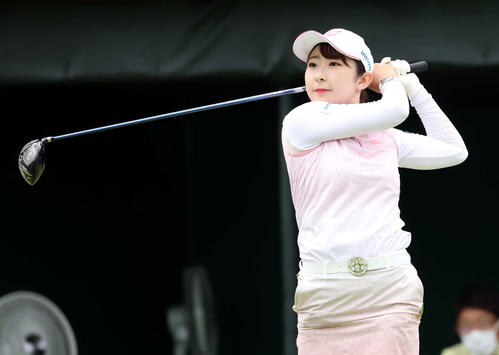 1番、ティーショットを放つ永嶋（撮影・浅見桂子）