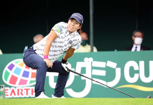 1番、ティーでストレッチする穴井（撮影・浅見桂子）