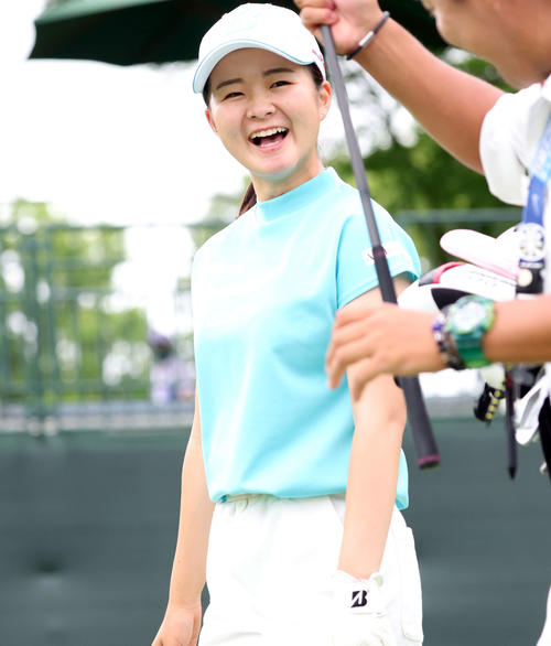 1番、ティーショット後、笑顔で歩き出す川崎（撮影・浅見桂子）
