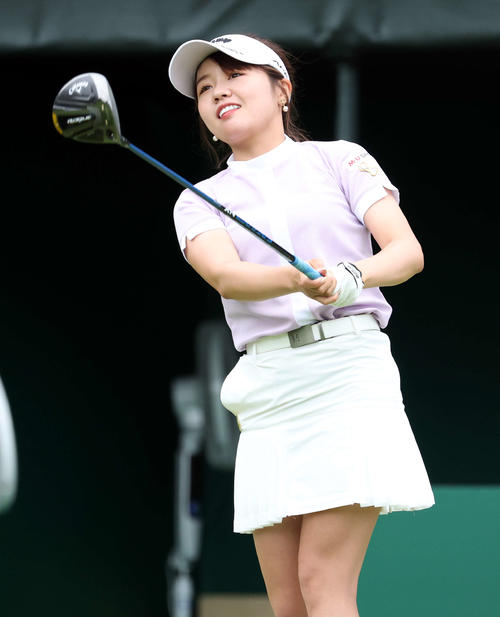 1番、ティーショットを放ち笑顔の広田（撮影・浅見桂子）