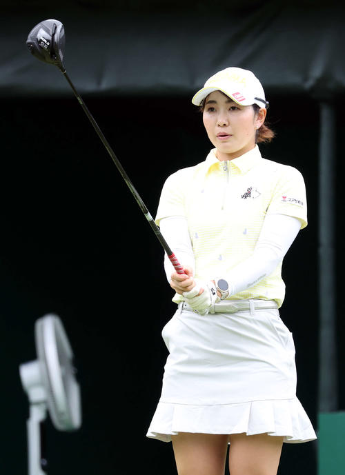 1番、ティーでラインを読む蛭田（撮影・浅見桂子）