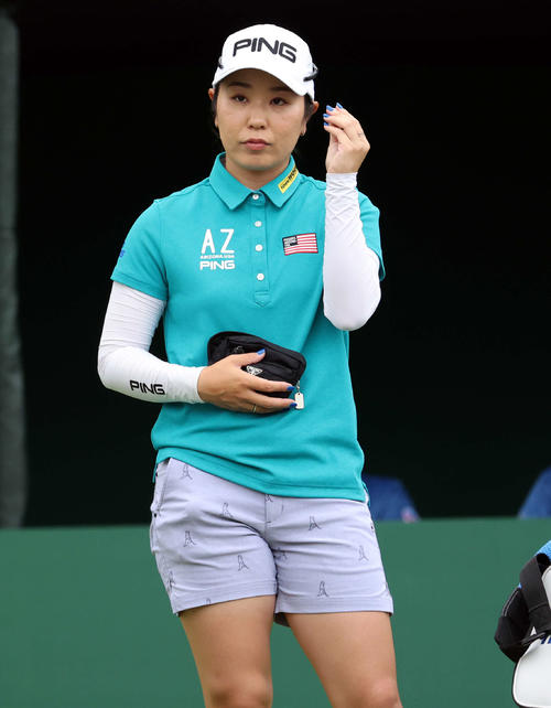 1番、ティーを待つ比嘉（撮影・浅見桂子）