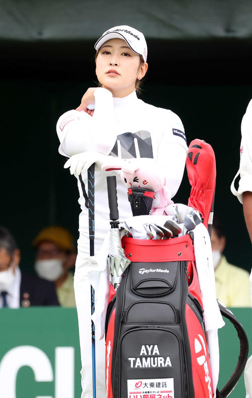 1番、ティーを待つ田村（撮影・浅見桂子）