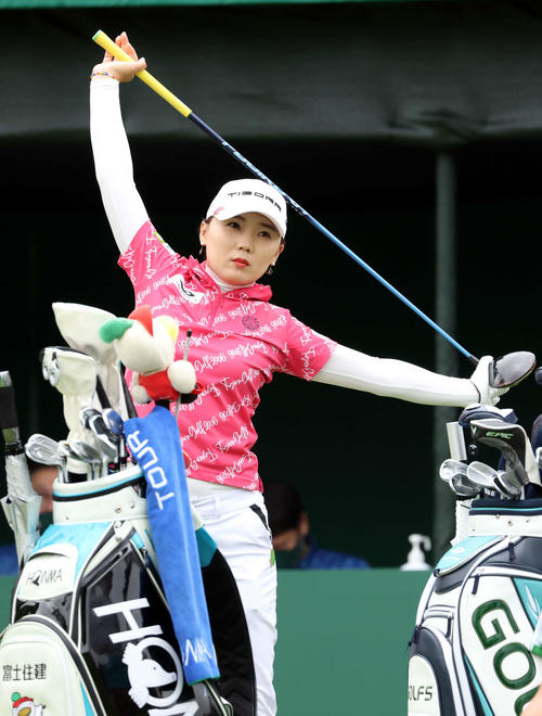 1番、ティーでストレッチするイ・ナリ（撮影・浅見桂子）
