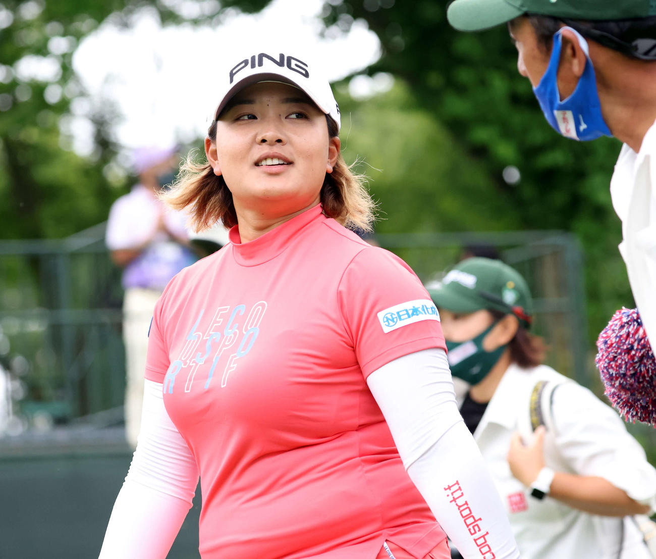 1番、ティーショットを放ち歩き出す鈴木（撮影・浅見桂子）