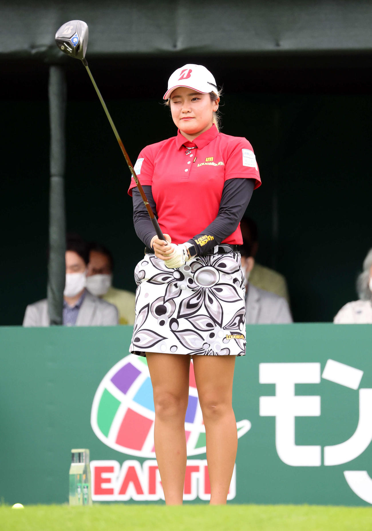 1番、ティーでラインを読む桑木（撮影・浅見桂子）