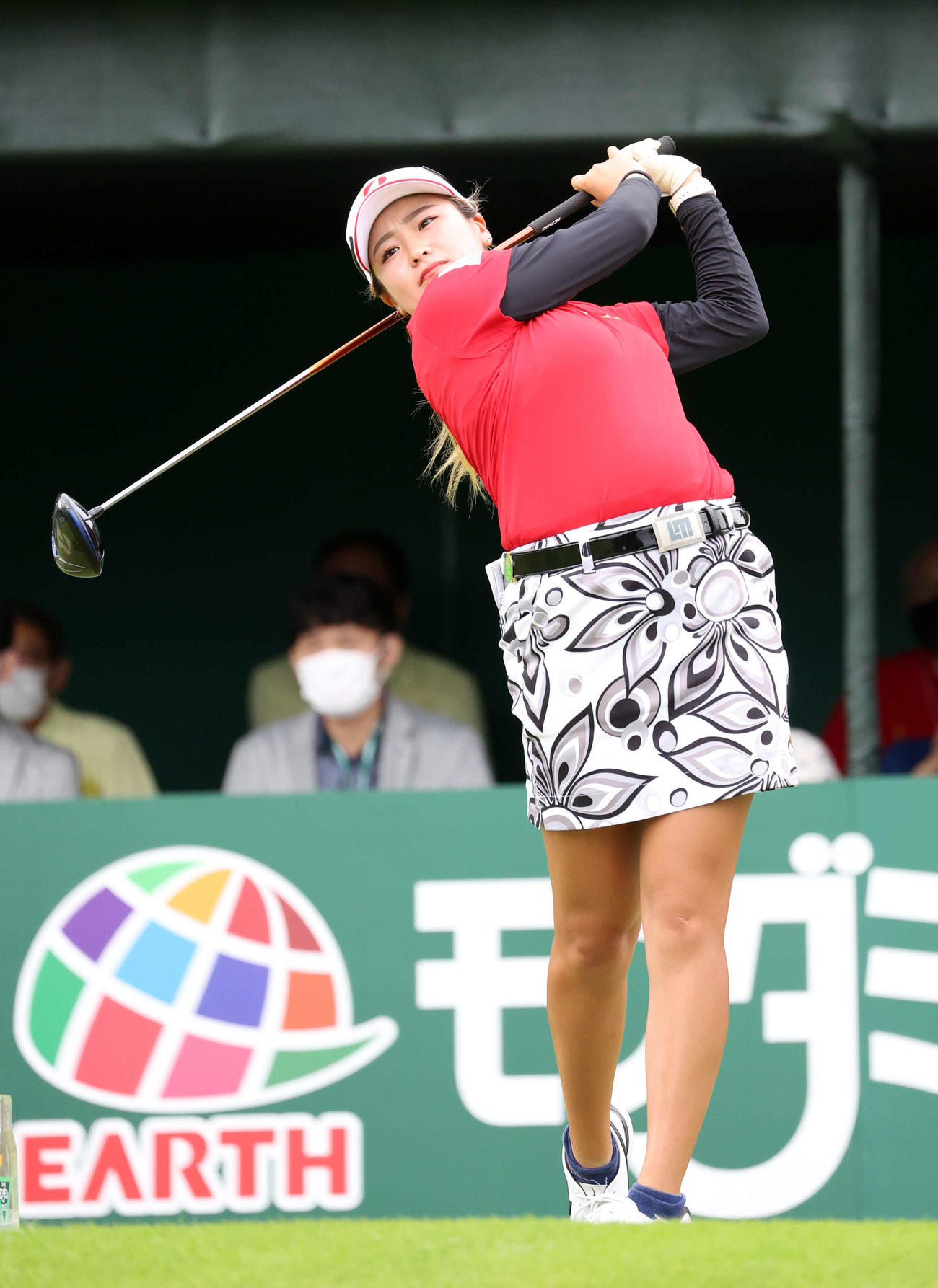 1番、ティーショットを放つ桑木（撮影・浅見桂子）
