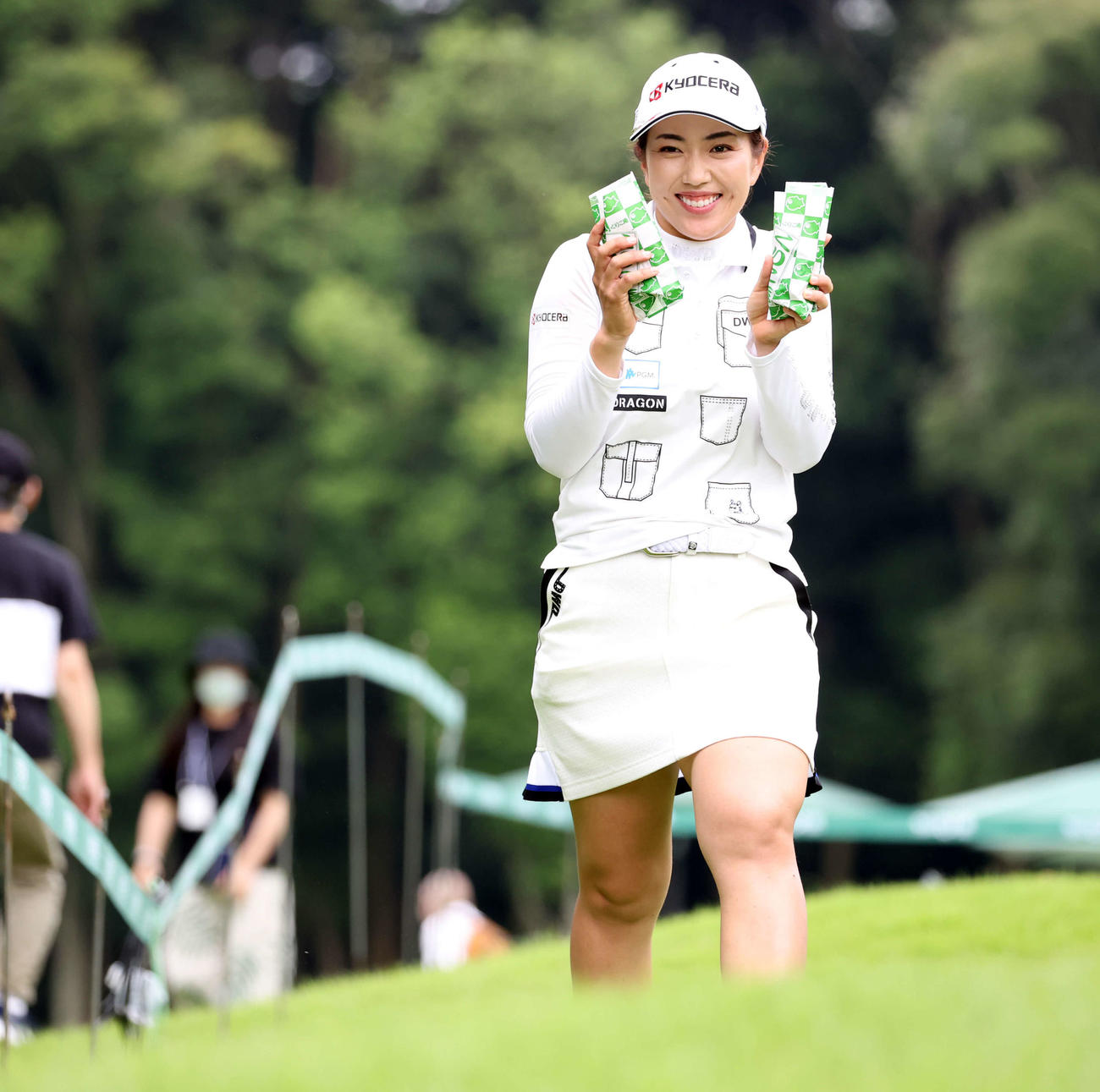 3番、ティーショット後、モンダミン焼きを手に笑顔の笠（撮影・浅見桂子）