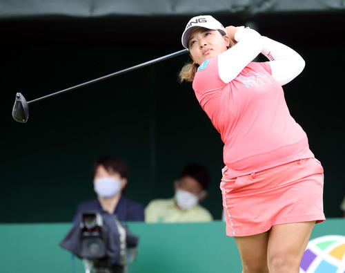 1番、ティーショットを放つ鈴木（撮影・浅見桂子）