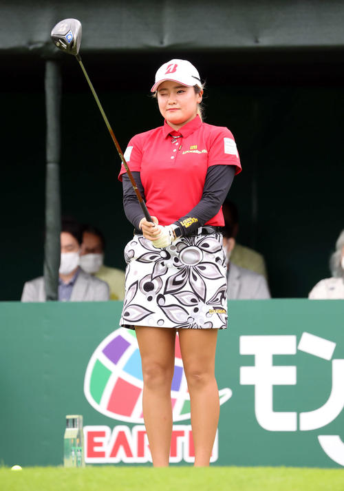 1番、ティーでラインを読む桑木（撮影・浅見桂子）