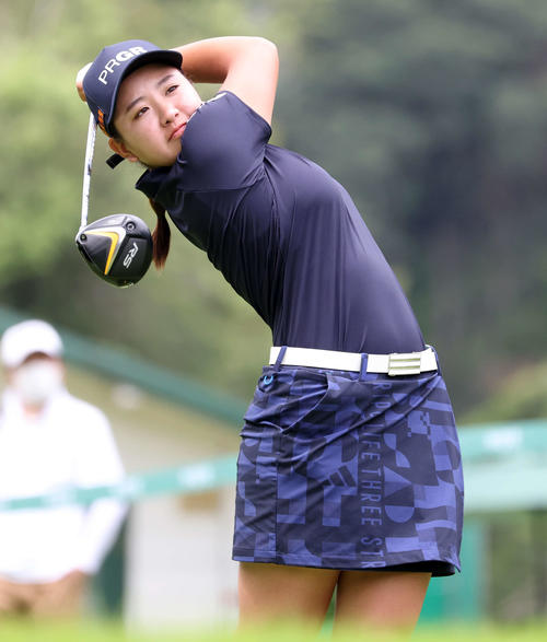 3番、ティーショットを放つ小林（撮影・浅見桂子）