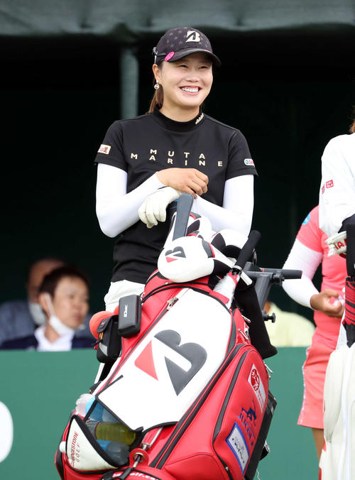 1番、ティーで笑顔の福山（撮影・浅見桂子）