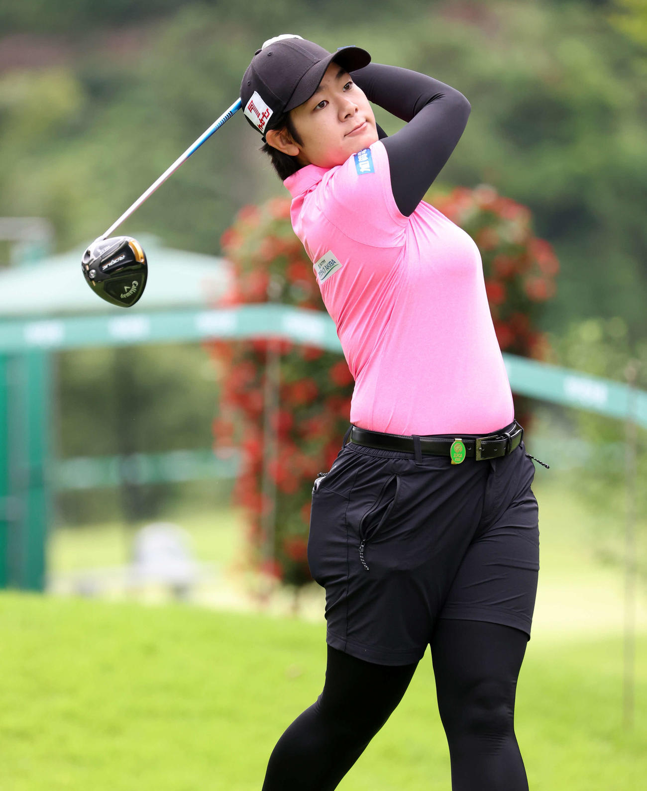 3番、ティーショットを放つ川岸（撮影・浅見桂子）