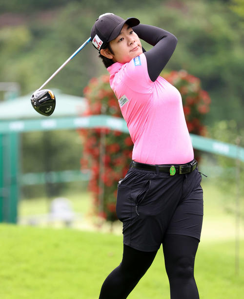 3番、ティーショットを放つ川岸（撮影・浅見桂子）