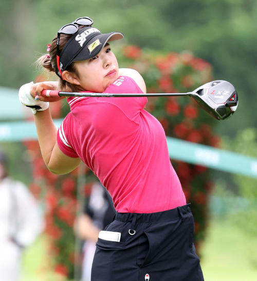 3番、ティーショットを放つ山下（撮影・浅見桂子）