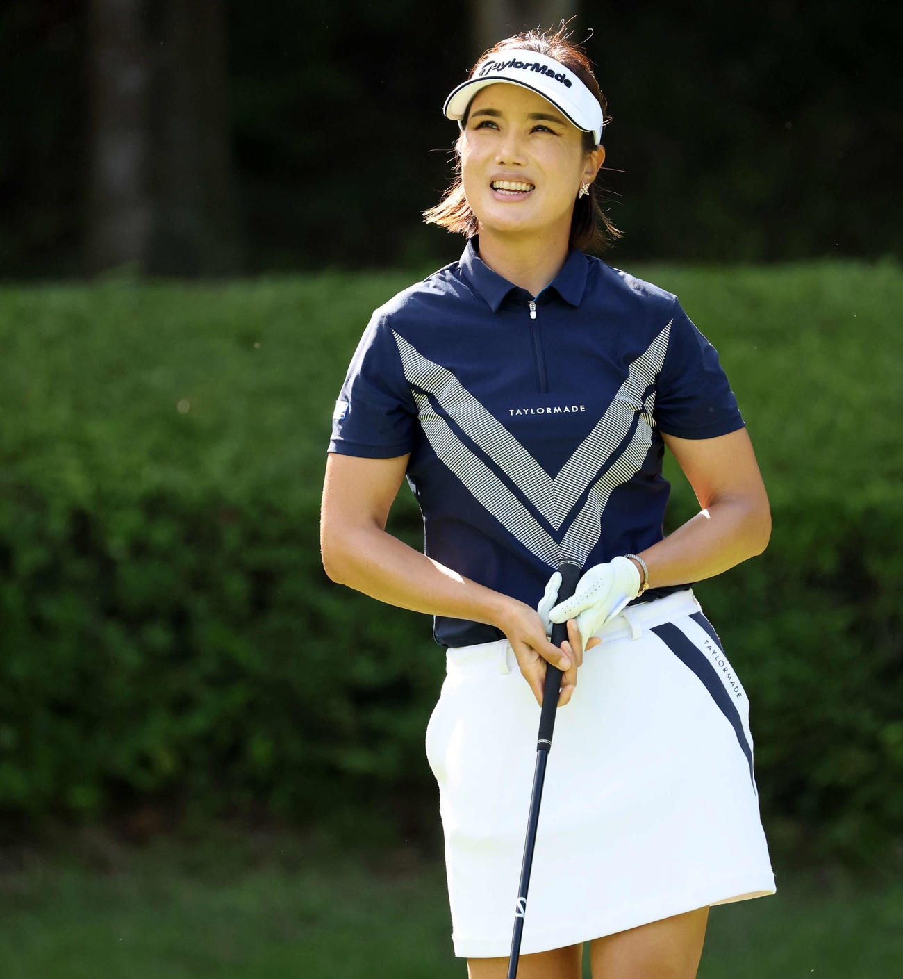 2番、ティーショットを放ち打球を見つめる全美貞（撮影・浅見桂子）