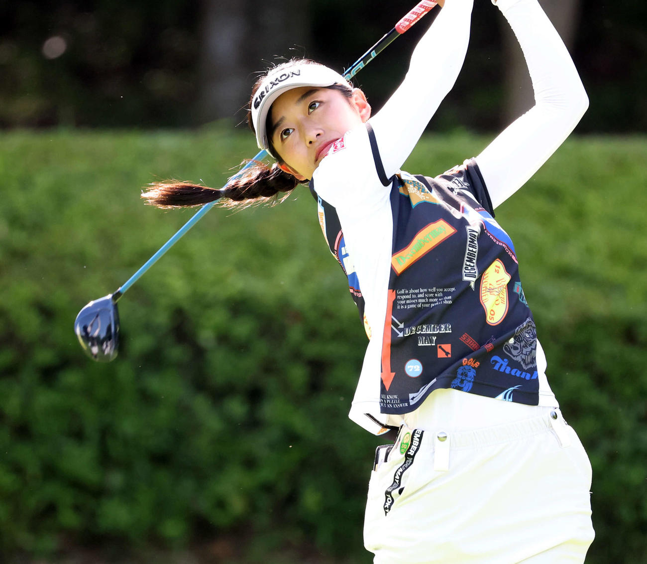 2番ティーショットを放ち打球を見る吉本こ（撮影・浅見桂子）