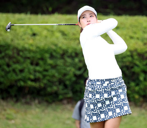 2番、ティーショットを放つ村上（撮影・浅見桂子）