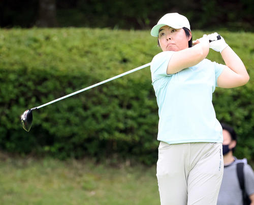 2番、ティーショットを放つ不動（撮影・浅見桂子）