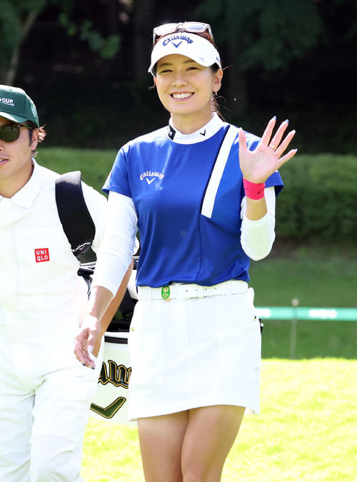 2番、ティーショットを放ち手を振る藤田（撮影・浅見桂子）