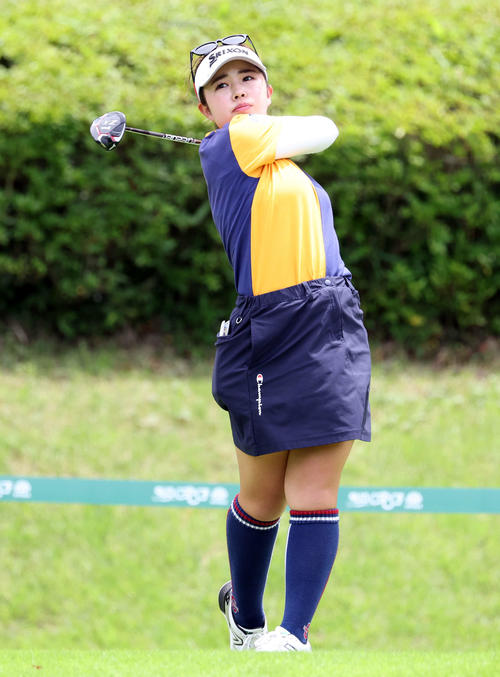 2番、ティーショットを放つ山下（撮影・浅見桂子）