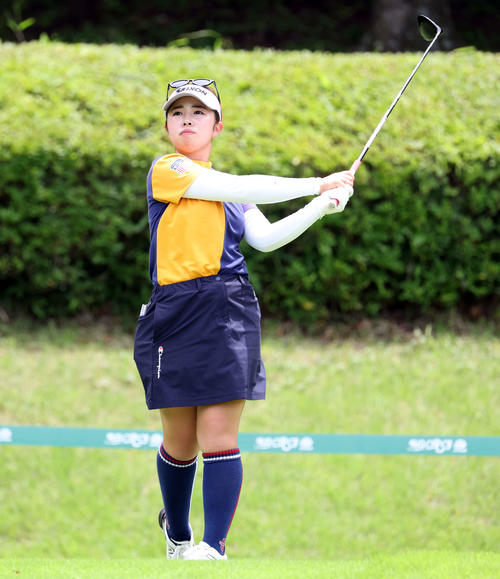 2番、ティーショットを放つ山下（撮影・浅見桂子）