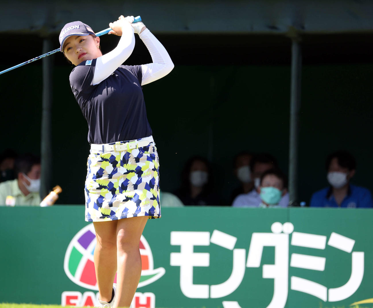 1番、素振りする高久（撮影・浅見桂子）