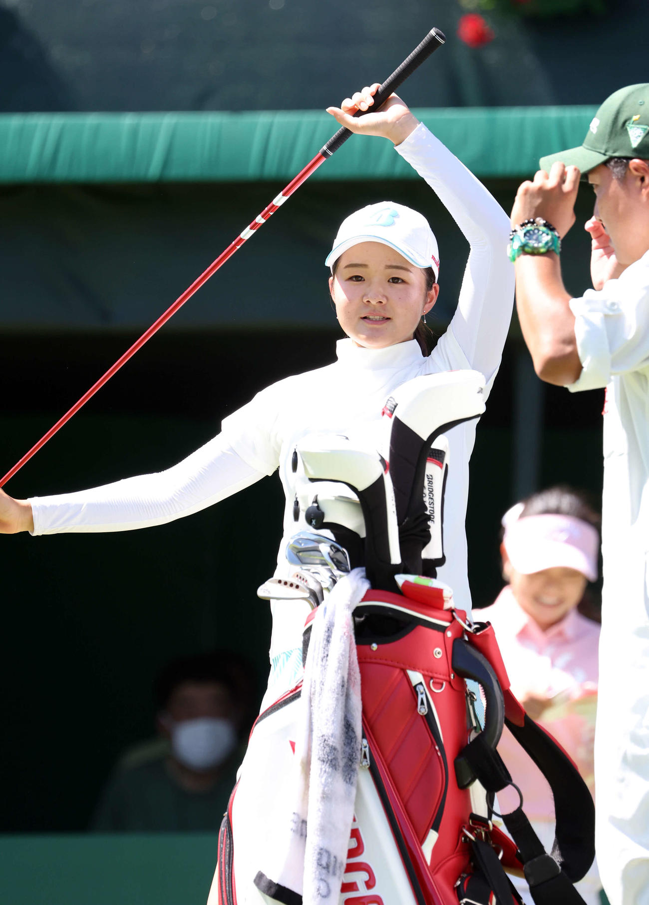 1番　ティーでストレッチする川崎（撮影・浅見桂子）
