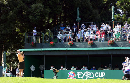 1番、ティーショットを放つ木戸（撮影・浅見桂子）