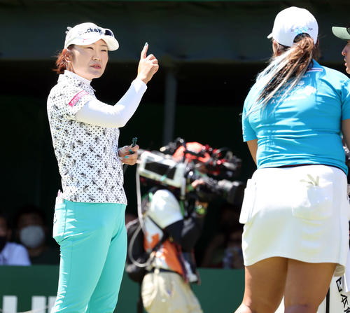 1番、ティーを待つ間、ささきしょうこ（右）と談笑する藤田（撮影・浅見桂子）