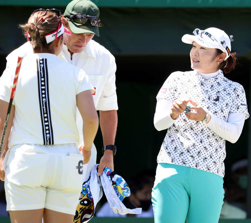 1番、ティーを待つ間、山下（左）と談笑する藤田（撮影・浅見桂子）
