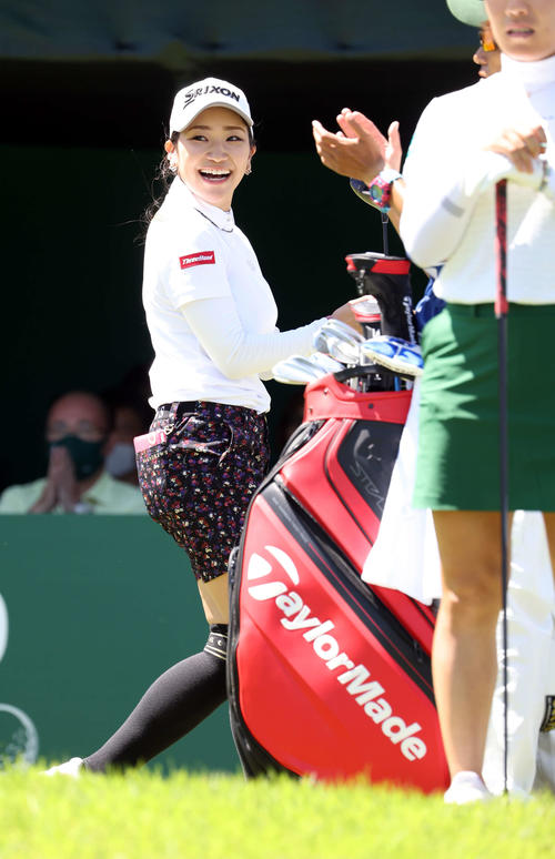 1番　ティーショットを放ち笑顔の安田彩（撮影・浅見桂子）