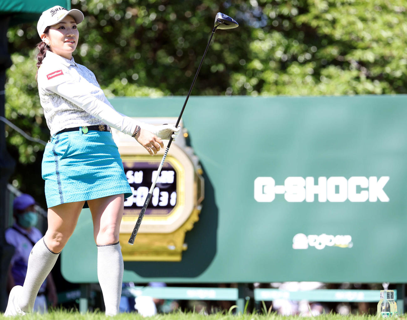 1番、ティーショットを放つ安田彩（撮影・浅見桂子）