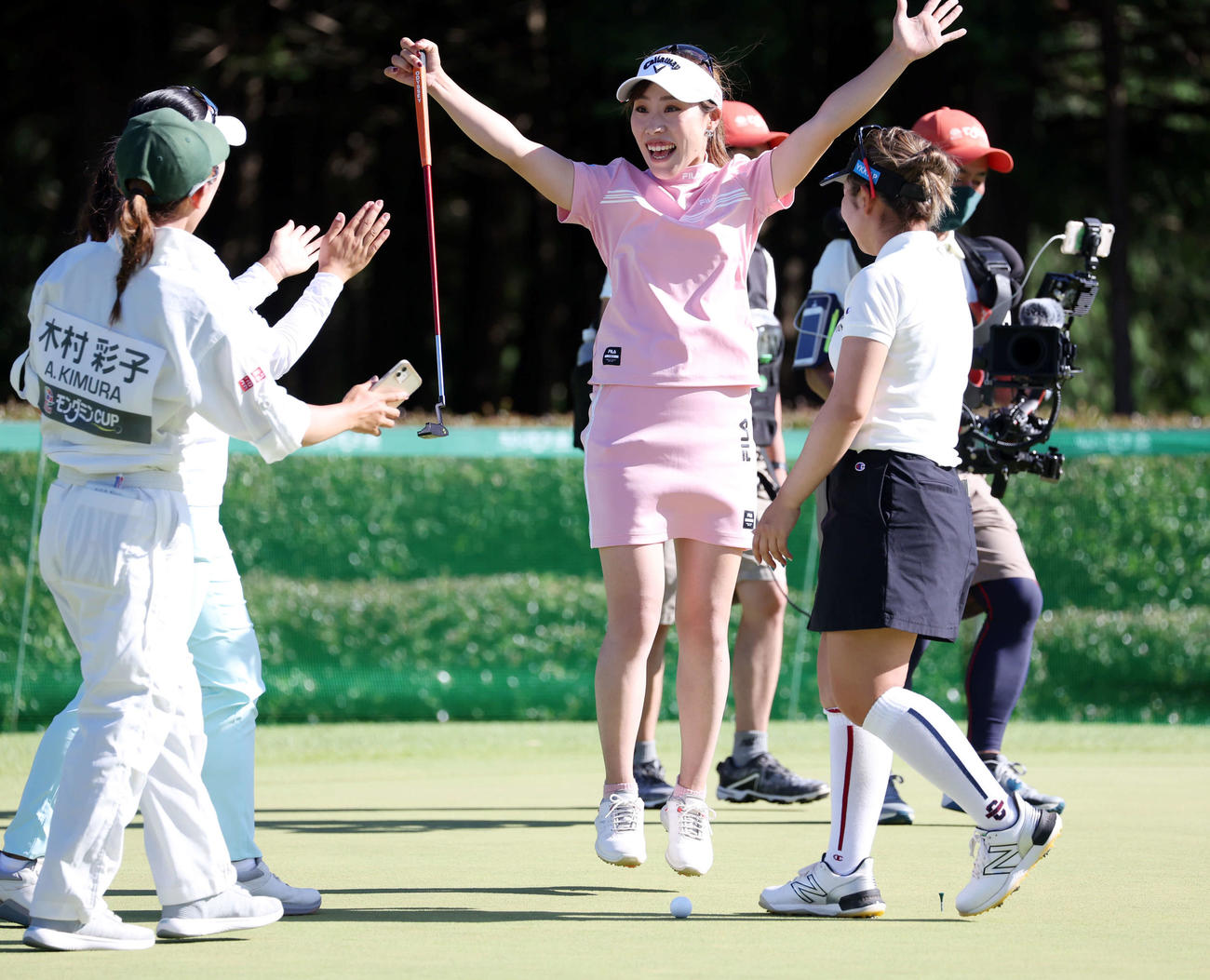 初優勝を決めた瞬間、ジャンプして喜ぶ木村彩（中央）（撮影・浅見桂子）