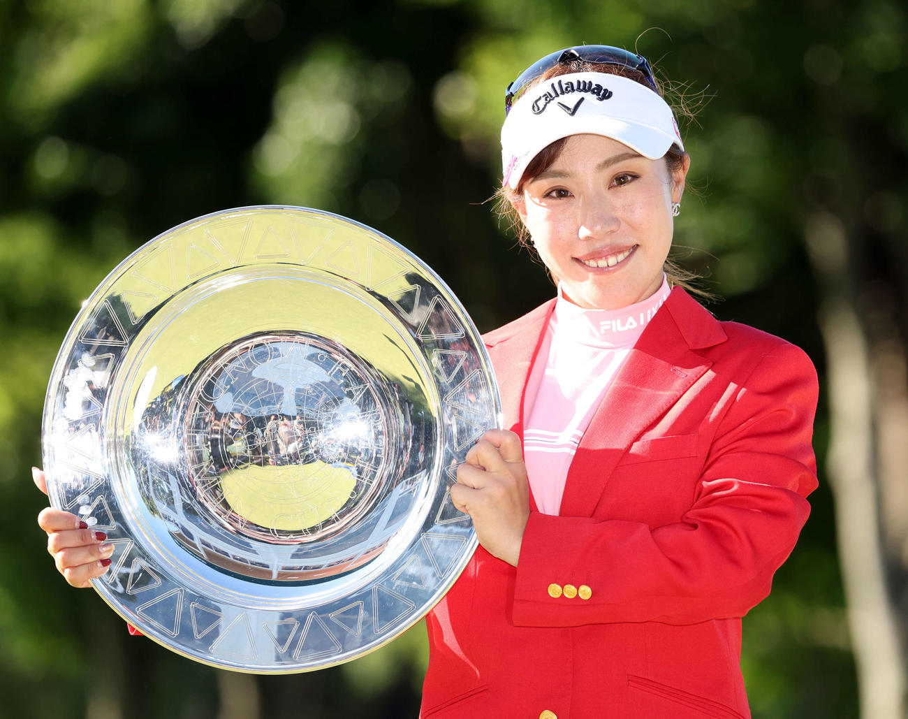 初優勝を決めた木村はトロフィーを手に笑顔（撮影・浅見桂子）