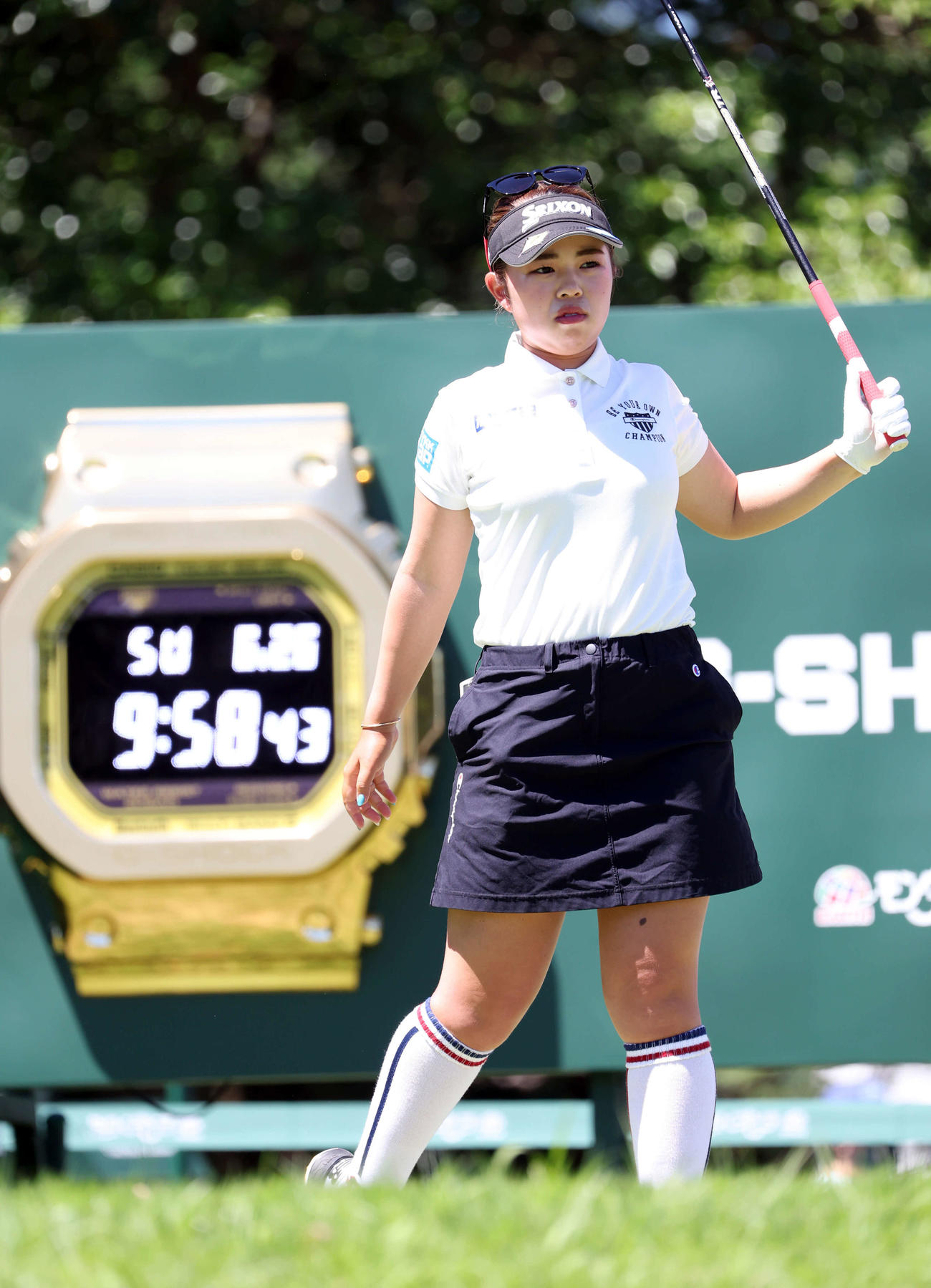 1番、ティーでストレッチする山下（撮影・浅見桂子）