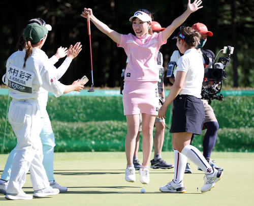 初優勝を決めた瞬間、ジャンプして喜ぶ木村彩（中央）（撮影・浅見桂子）