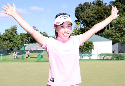 通算4アンダーで初優勝を決めた木村は涙を流しながら青空を背にバンザイ（撮影・浅見桂子）